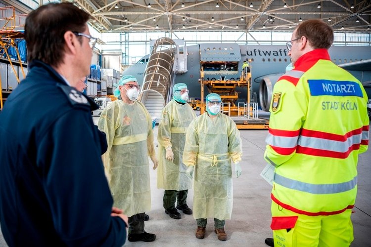 En el trayecto de ida y vuelta viajaron seis sanitarios expertos en medicina intensiva, y otro tipo de personal médico (Foto: EFE/EPA/KEVIN SCHREIB/Twitter @Team_Luftwaffe)
