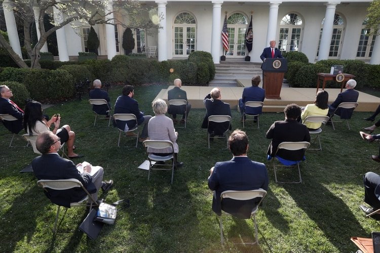 Donald Trump da una conferencia de prensa en los jardines de la Casa Blanca, ubicación elegida para que los reporteros puedan sentarse a una distancia segura entre ellos. Foto: REUTERS/Tom Brenner