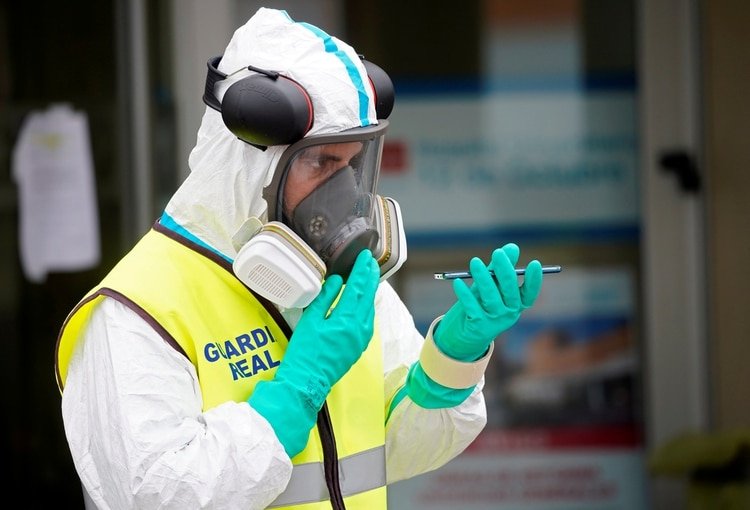 Un miembro de la Guardia Real fuera del hospital 12 de Octubre en Madrid (REUTERS/Juan Medina)