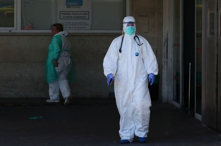 Un trabajador de salud en el hospital 12 de Octubre de Madrid (REUTERS/Sergio Perez)