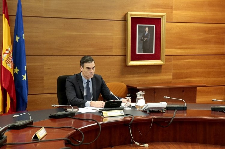 El presidente del Gobierno español en el Palacio de la Moncloa (Palacio del Moncloa/J.M Cuadrado via REUTERS)