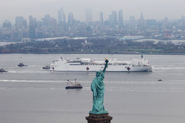 La llegada del buque hospital USNS Comfort al puerto de Nueva York (Reuters)