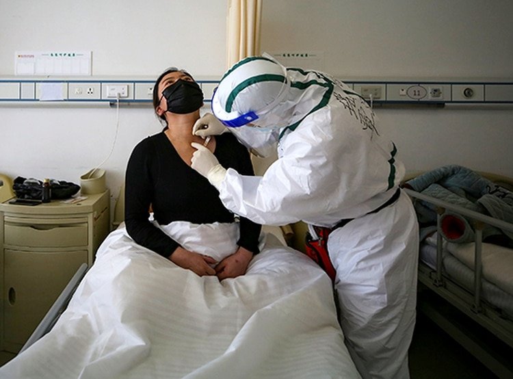 Una paciente recibe un tratamiento de acupuntura en Wuhan (AFP/archivo)