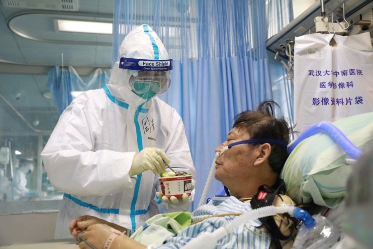 Una enfermera alimenta a un paciente aislado (Reuters)