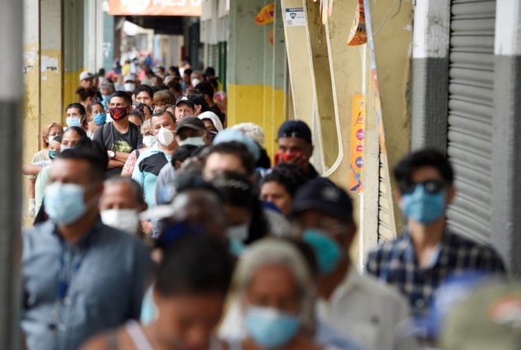 Personas hacen fila para cobrar sus pensiones antes de una veda impuesta por el Gobierno para prevenir el avance de la enfermedad del coronavirus (COVID-19), en Guayaquil, Ecuador. 20 de marzo del 2020. REUTERS/Santiago Arcos