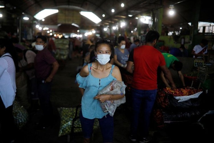 Personas compran en un mercado de Lima, Perú, 21 de marzo del 2020. REUTERS