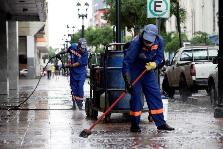 Trabajadores municipales limpian las calles de Guayaquil, Ecuador (REUTERS)