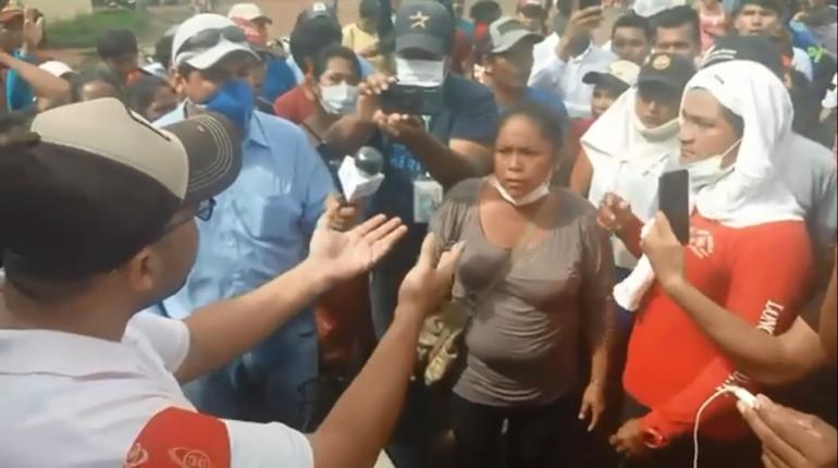 Vecinos de Riberalta protestan contra la cuarentena frente al alcalde Enzo Roca. | Noti Riber
