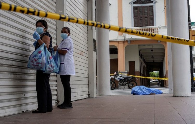 Ecuador lucha por recoger a los muertos mientras se propaga el coronavirus (Reuters)