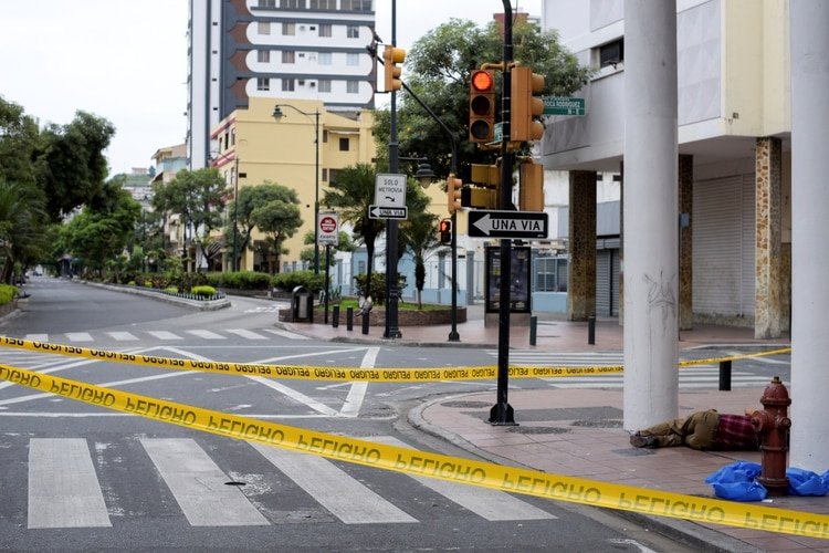 El cadáver de un hombre que se había derrumbado en la acera puede verse durante un toque de queda para aliviar el brote de la enfermedad por coronavirus en Guayaquil, Ecuador (Reuters)