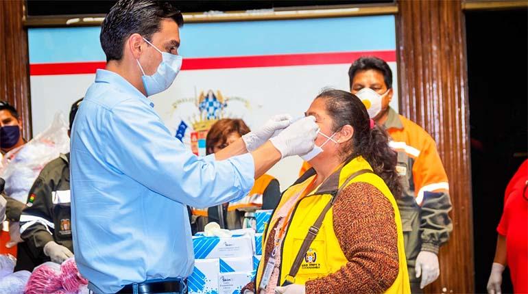 La entrega de barbijos al personal de Emsa, en la Alcaldía. | Alcaldía de Cochabamba