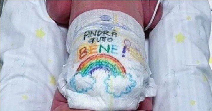 Médicos y enfermeras escribían mensajes de esperanza en los pañales de Leonardo.