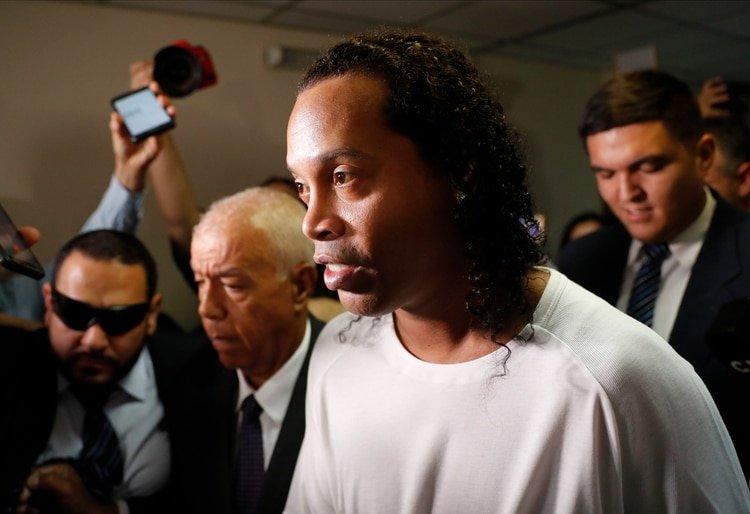 Ronaldinho forma parte de una investigación de una banda que lava dinero y falsifica documentos (AP)