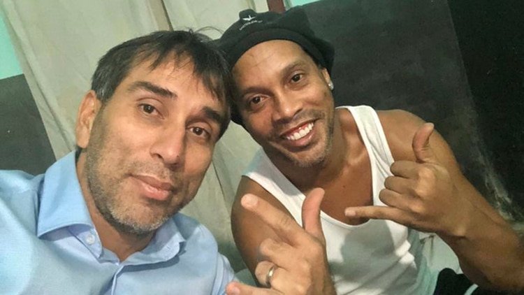 Ronaldinho fue visitado por ex futbolistas, como Pipino Cuevas