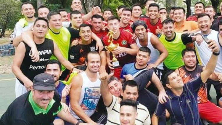 Ronaldinho pasa sus tardes jugando al fútbol con otros detenidos