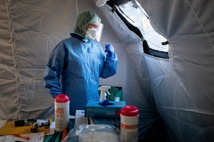 Un médico espera por pacientes en una carpa especial para casos de coronavirus en Polonia (Reuters)