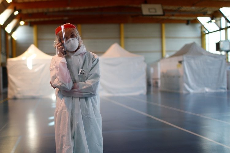 Una médica en un centro de atención de salud improvisado en un gimnasio cerca de París (Reuters)