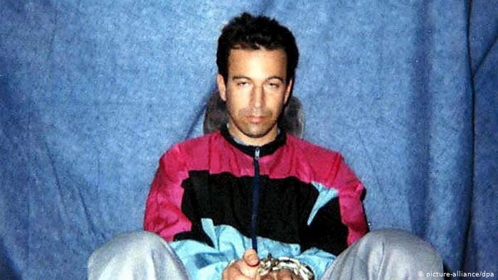 Esta foto sin fecha recibida el 30 de enero de 2002 muestra a Daniel Pearl en un lugar no revelado con las manos encadenadas