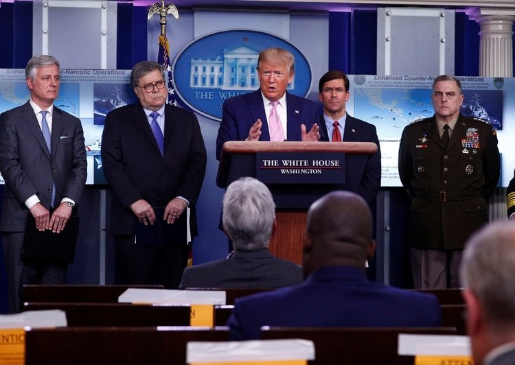 El presidente Donald Trump comparece ante la prensa rodeado del asesor de Seguridad Nacional Robert O