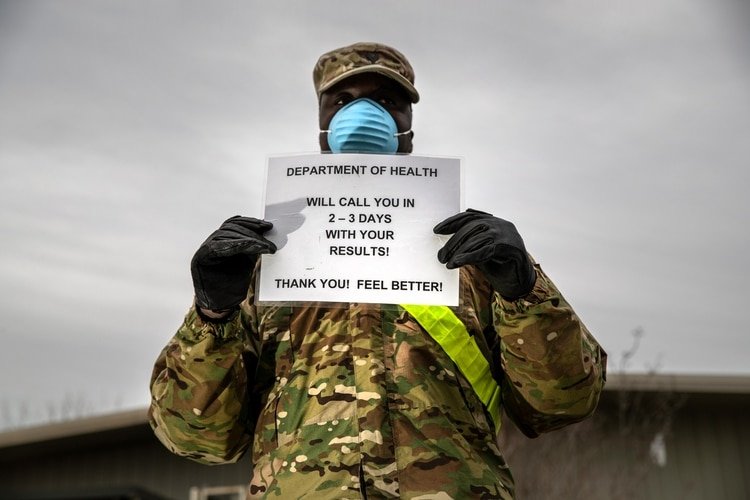 Un soldado de la Guardia Nacional informa a los pacientes que el resultado de su prueba de coronavirus le será informado en dos o tres días (John Moore/Getty Images/AFP)