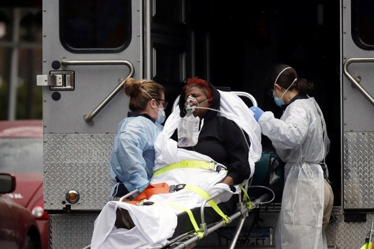 Personal de emergencias médicas introducen a un paciente infectado de coronavirus en una ambulancia en Nueva York (REUTERS/Stefan Jeremiah)
