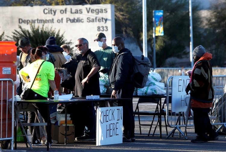 Personas sin hogar entran a un centro de recepción temporario al aire libre en Las Vegas (REUTERS/Steve Marcus)