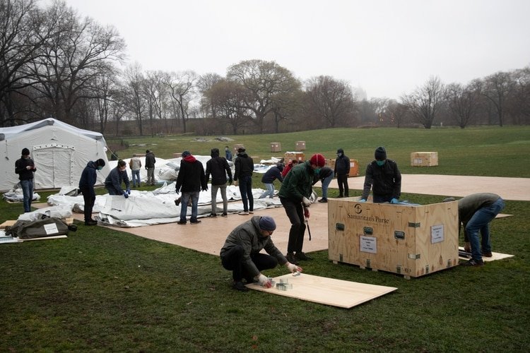 Un grupo de colaboradores arman las bases para un hospital de campaña en el Central Park de Nueva York (REUTERS/Jeenah Moon)