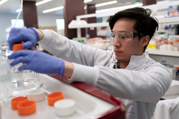 El investigador Yi Kuo, de la compañía Arcturus Therapeutics, trabaja en el desarrollo de un medicamento para el coronavirus (REUTERS/Bing Guan)