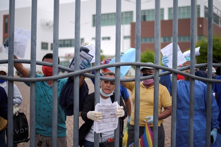 Parientes de los fallecidos reclaman la entrega de sus cuerpos frente al Hospital General de Guasmo Sur (REUTERS/Vicente Gaibor del Pino)