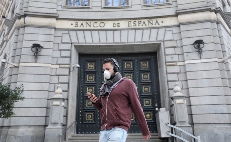 Un hombre con barbijo frente a la sede del Banco de España de Barcelona. (REUTERS/Nacho Doce)