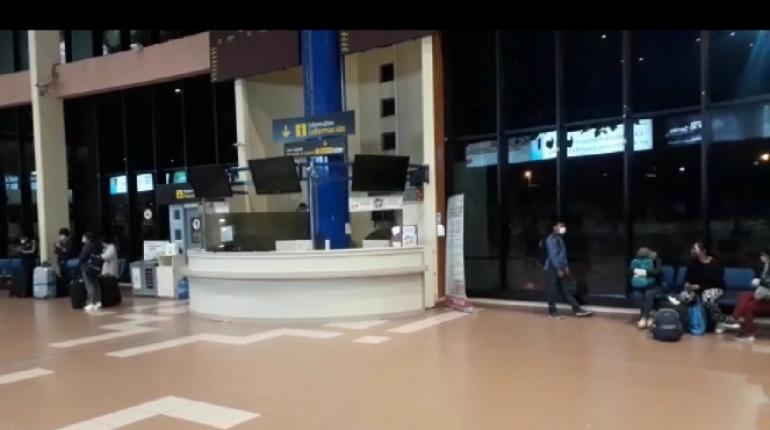 Ciudadanos extranjeros aguardan su vuelo de evacuación en el aeropuerto Jorge Wilstermann. | Los Tiempos