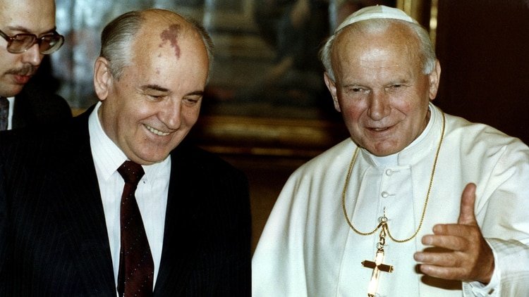 El papa Juan Pablo II recibe a Mikhail Gorbachov, ex jefe de estado de la Unión Soviética en El Vaticano. Noviembre de 1990. REUTERS/Luciano Mellace 