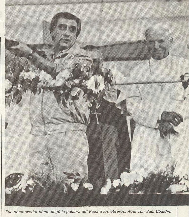 El mensaje de Juan Pablo II tuvo siempre gran aceptación entre los trabajadores y entre los sindicalistas. Aquí, junto a Saúl Ubaldini, secretario general de la CGT, durante su visita a la Argentina (1987)