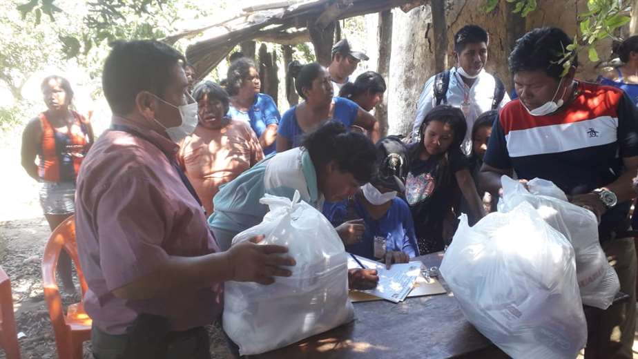 Hoy, el municipio entregó un poco de alimento a ayoreos de Poza Verde y Cupesí