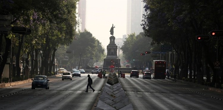La pandemia ha causado que la Ciudad de México se encuentre mayormente en cuarentena para evitar crear focos de infección del COVID-19 (AP Photo/Fernando Llano)