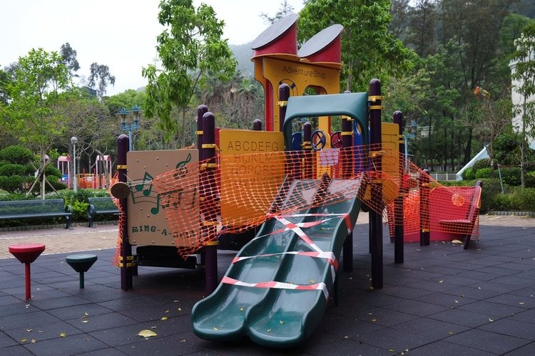 Hong Kong, que clausuró hasta las plazas para niños, canceló los vuelos internacionales para evitar una segunda ola de COVID-19. (REUTERS/Tyrone Siu)