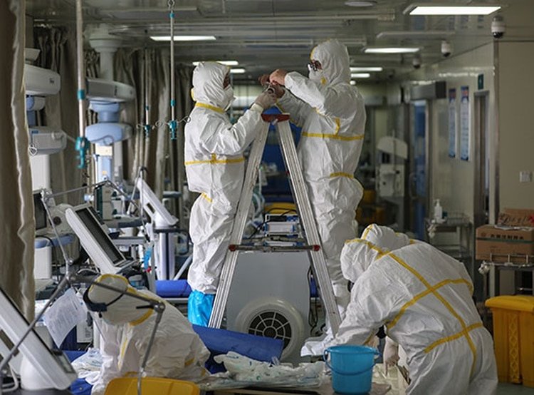 Un aumento en los casos en países que controlaron la pandemia, como China, está impulsando nuevas medidas. (STR / AFP)