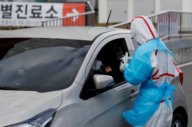 Aun en Corea del Sur, que tuvo una política exitosa contra el COVID-19, los expertos en salud solicitaron que se extienda la protección de fronteras. (REUTERS/Kim Kyung-Hoon/File Photo)