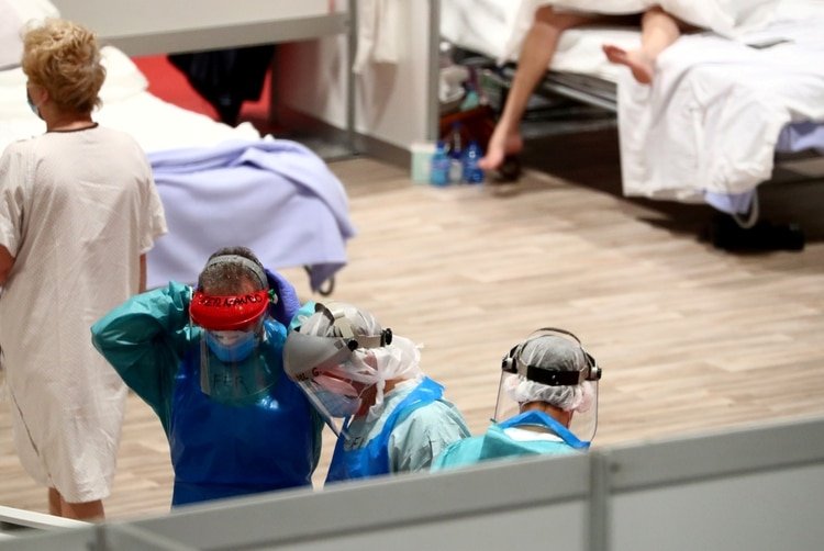 Personal médico trabaja en un hospital temporal dentro del centro de conferencias de IFEMA, en medio del brote de coronavirus en Madrid, España, el 2 de abril de 2020. (REUTERS/Sergio Pérez)