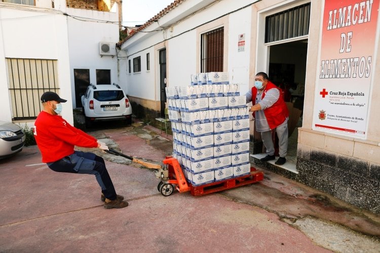 Miembros de la Cruz Roja Española preparan alimentos para familias necesitadas (REUTERS/Jon Nazca)