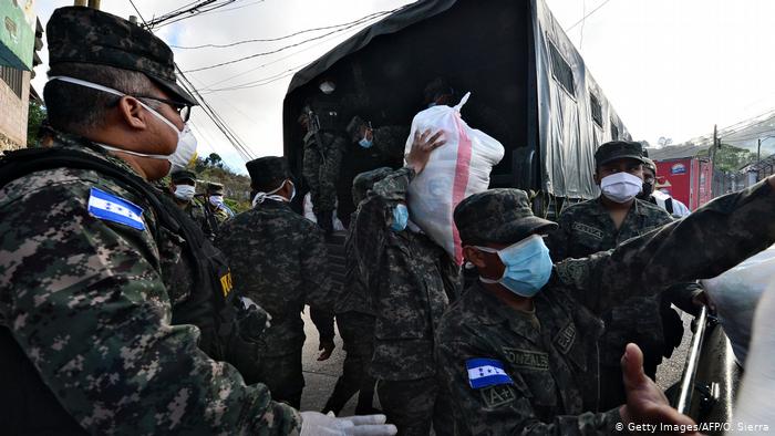 Militares en Honduras ha asumido también tareas civiles de reparto de alimentos.