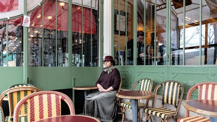 Francesca Gee el 11 de marzo de 2020 en una cafetería en París a la que solía ir con el escritor Gabriel Matzneff hace décadas. (Andrea Mantovani/The New York Times)