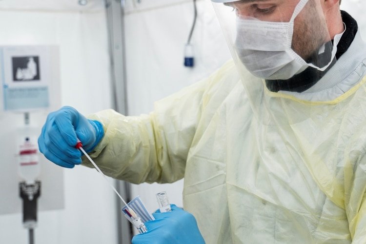 El test RT-PCR, permite saber si una persona está contagiada por el COVID-19 en el mismo momento