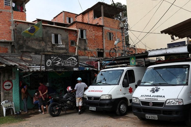 La asociación de residentes de la favela de Paraisopolis, en San Pablo, contrataron a su propio cuerpo médico y ambulancias para atender los casos de coronavirus que se registren en el barrio. Los gastos, lo pagan los jefes narcos de la favela. REUTERS/Amanda Perobelli