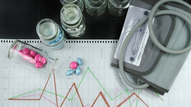 El SARS-CoV-2 utiliza como elemento receptor la proteína de superficie de las células llamada Enzima Convertidora de Angiotensina (ECA), clave en el complejo sistema que regula la presión sanguínea y objetivo de las medicaciones más comunes para controlarla. (IStock)