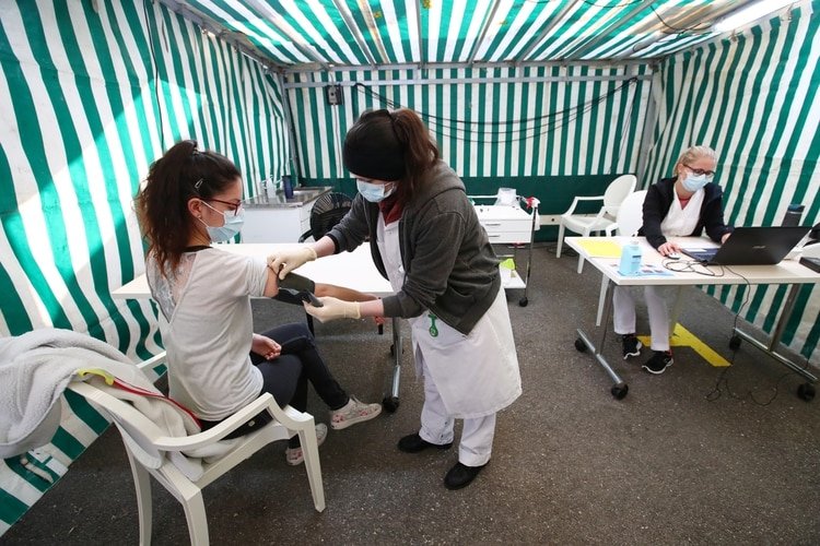 Muchos médicos manifestaron temores de que los inhibidores de la ECA que tomaban sus pacientes pudieran dejarlos más vulnerables ante el COVID-19. (REUTERS/Denis Balibouse)