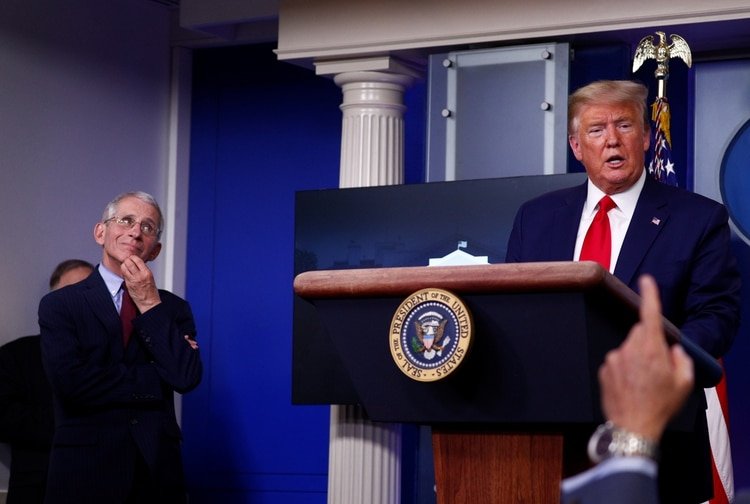 Trump responde a las preguntas de la prensa y difunde información no comprobada sobre el coronavirus. Su asesor, el doctor Anthony Fauci, Director del National Institute of Allergy and Infectious Diseases, no parece estar de acuerdo. REUTERS/Tom Brenner