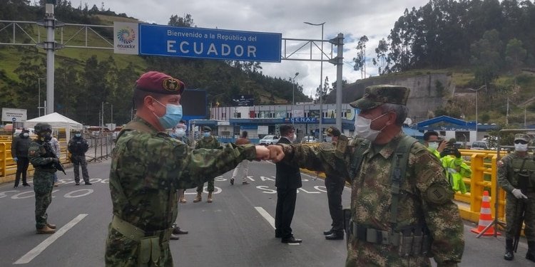 Comandantes del Ejército Colombiano y Ecuatoriano inaugurando la 