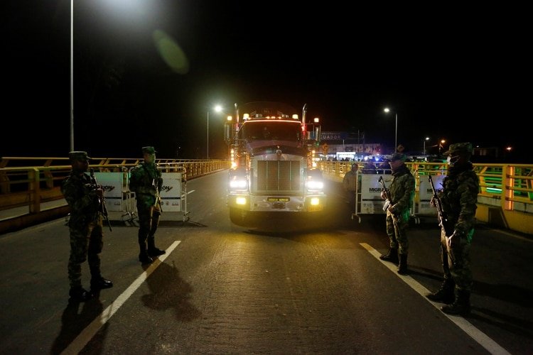 El transporte de carga es lo único que puede pasar por la frontera pero incluso para estos casos los controles son tan estrictos que no se permite al conductor ecuatoriano pasar hasta territorio colombiano. 