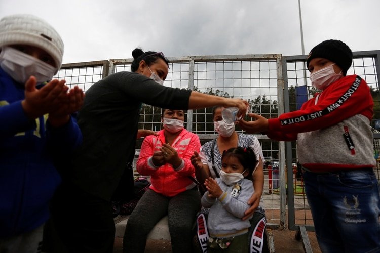 Por el cierre de la frontera muchas personas, en su mayoría venezolanos, quedaron varados de uno u otro lado de la frontera y ahora buscan vías para cruzar. 